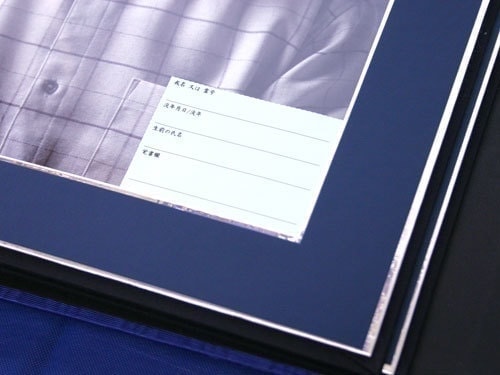 展示用台紙とポケット御城印帳のピジョン株式会社による遺影アルバムのページ。遺影アルバムの特長4.戒名や霊号を記入するカード付き。の画像はこちらです。