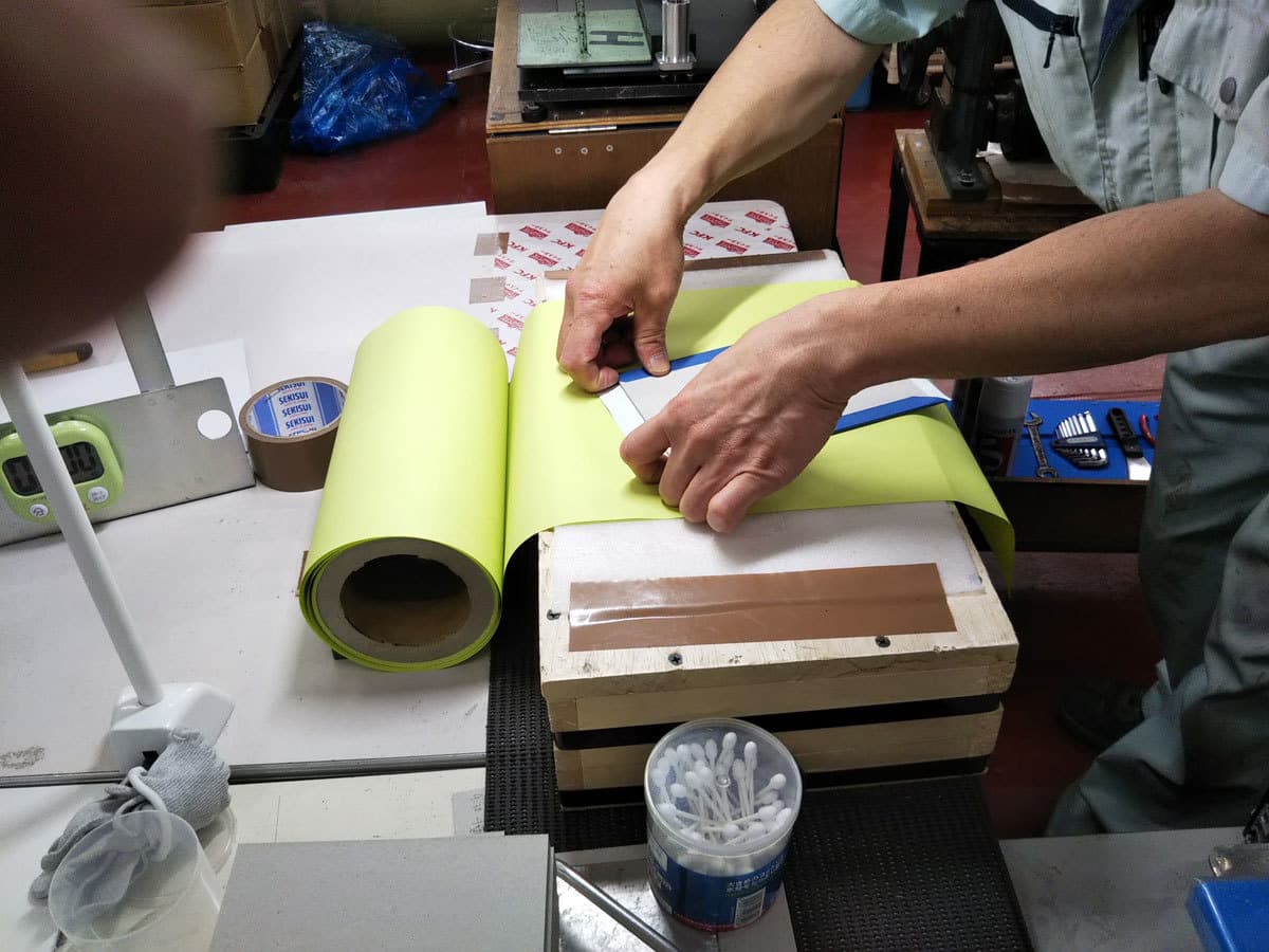 ピジョン株式会社がお届けする、ポケット御城印帳の表紙くるみ工程です。